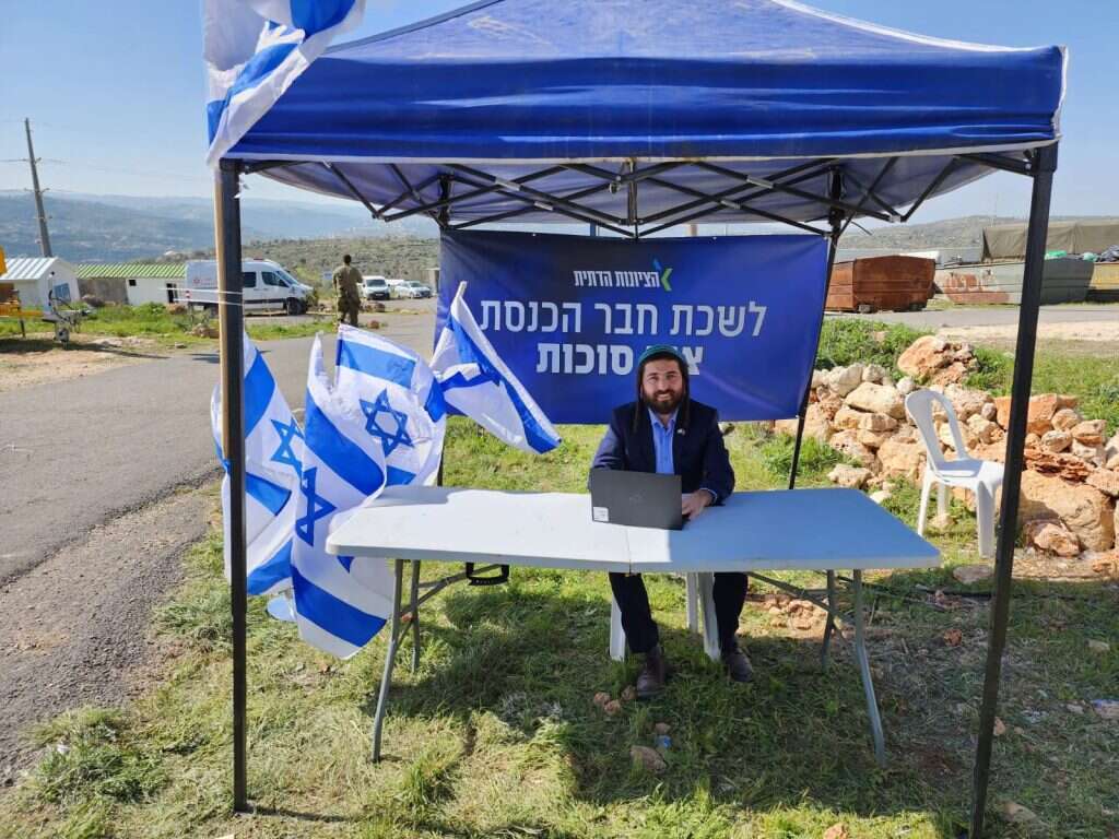 צבי סוכות בלשכתו באביתר