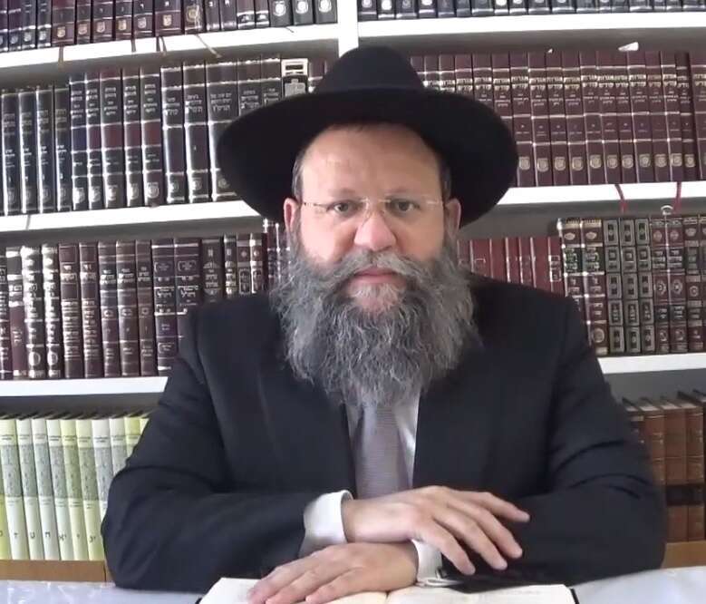 רב העיר לוד הרב שמעון ביטון. | מסך, ערוץ "עוד יוסף חי" ביוטיוב