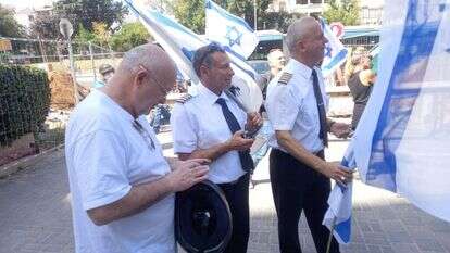 טייסים של חברת התעופה "אל על" במחאה