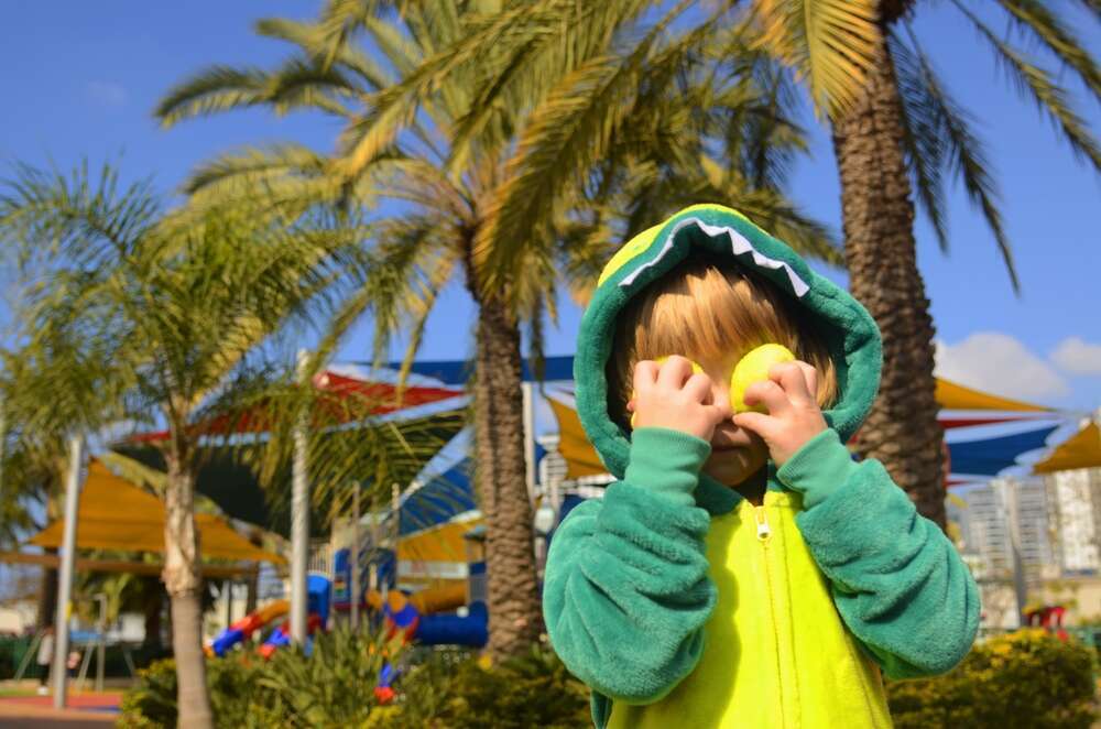 ילד מחופש בפורים. אילוסטרציה. | שאטרסטוק