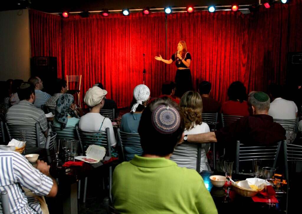 "בהופעה מגלים שאצל כולם הבעל נדבק לכיסא מכניסת שבת עד מוצ"ש". מנדל על הבמה. | קוקו