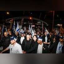 לפיד בהפגנה בתל־אביב. | אלעד גוטמן לפיד בהפגנה בתל־אביב. | אלעד גוטמן