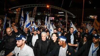 לפיד בהפגנה בתל־אביב. | אלעד גוטמן לפיד בהפגנה בתל־אביב. | אלעד גוטמן