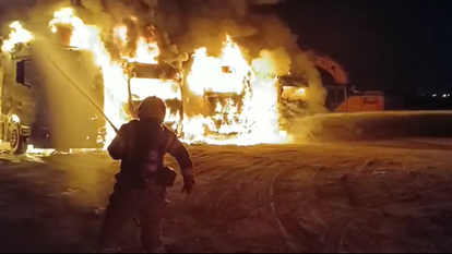 לוחם אש נלחם בהצתה ברמלה. | כבאות והצלה