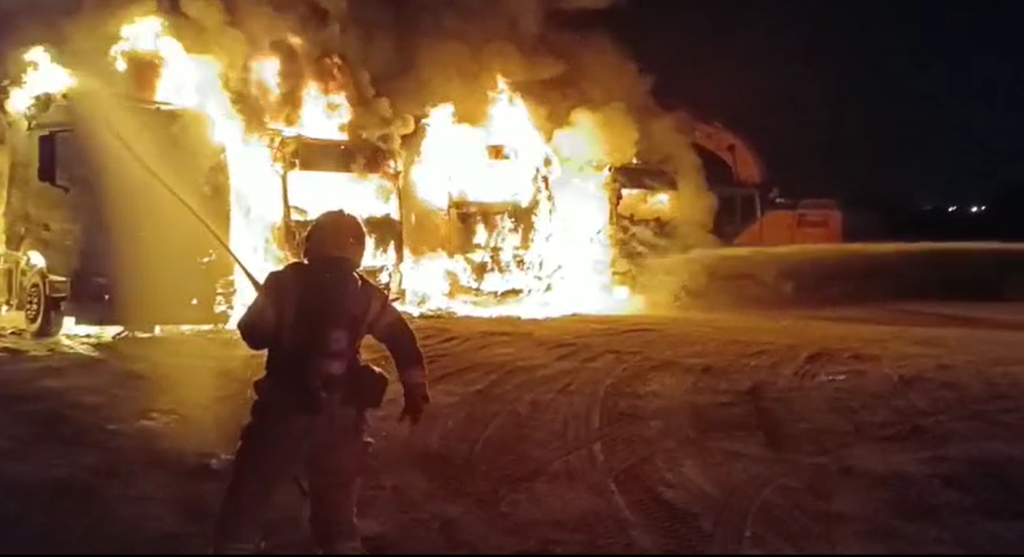 לוחם אש נלחם בהצתה ברמלה. | כבאות והצלה לוחם אש נלחם בהצתה ברמלה. | כבאות והצלה