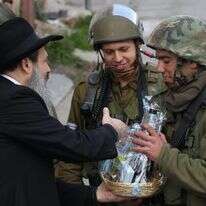 משלוחי מנות בחברון. | נתי שוחט/פלאש90