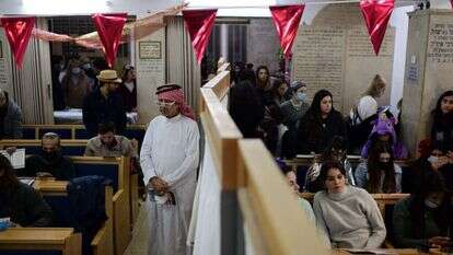 קריאת מגילה בבית כנסת גבורות ישראל, תל-אביב. | תומר נויברג/פלאש90