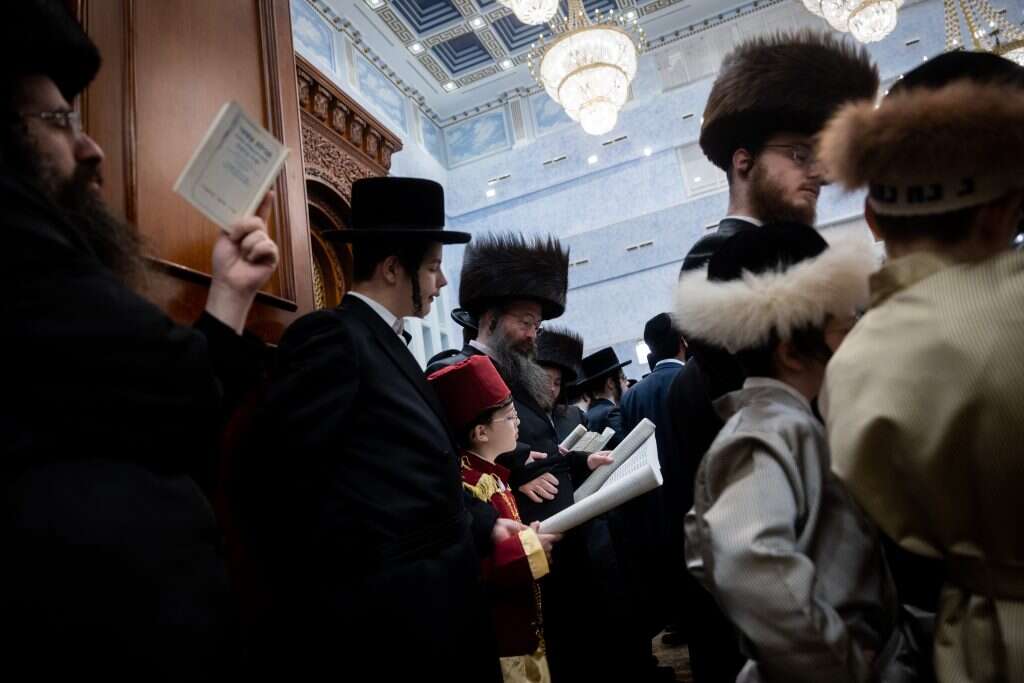 קריאת מגילה בבית המדרש של ישיבת בעלז בירושלים. | יונתן זינדל, פלאש 90