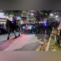 פרשים ושוטרים בכיכר המדינה בתל־אביב, שלשום, ליד המספרה שבה שהתה שרה נתניהו. | אבשלום ששון, פלאש 90