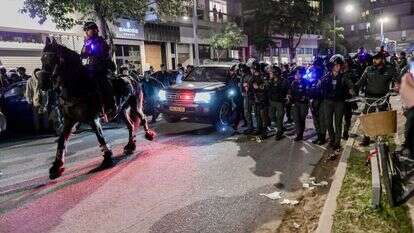 פרשים ושוטרים בכיכר המדינה בתל־אביב, שלשום, ליד המספרה שבה שהתה שרה נתניהו. | אבשלום ששון, פלאש 90