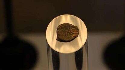 המטבע עליו תיאור המנורה הקדום המוצג במרכז דוידסון. | אמיל אלג'ם, רשות העתיקות