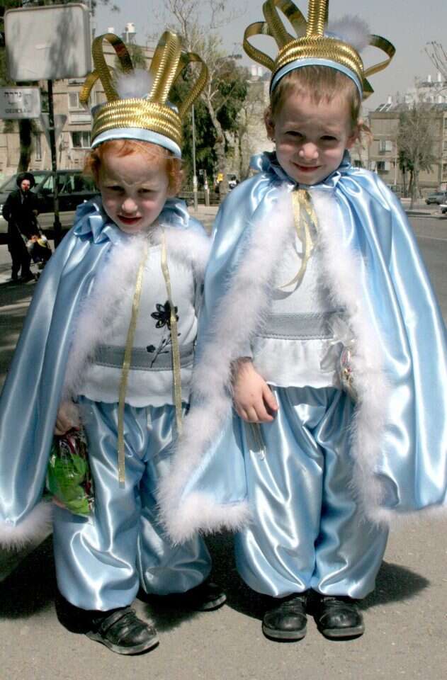 ילדים מחופשים למרדכי היהודי. | מרים צחי