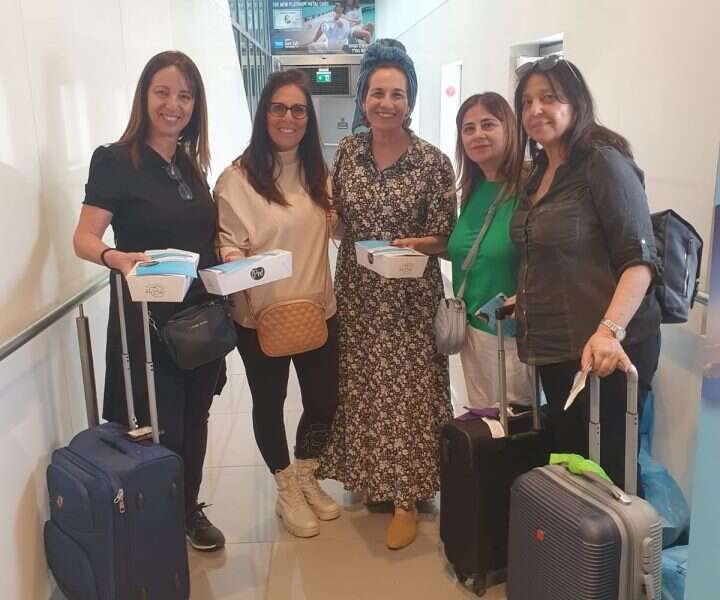 מנכ"לית עמותת "סאנשיין" בת גלים שער וישראלים הטסים לחו"ל עם משלוחי המנות