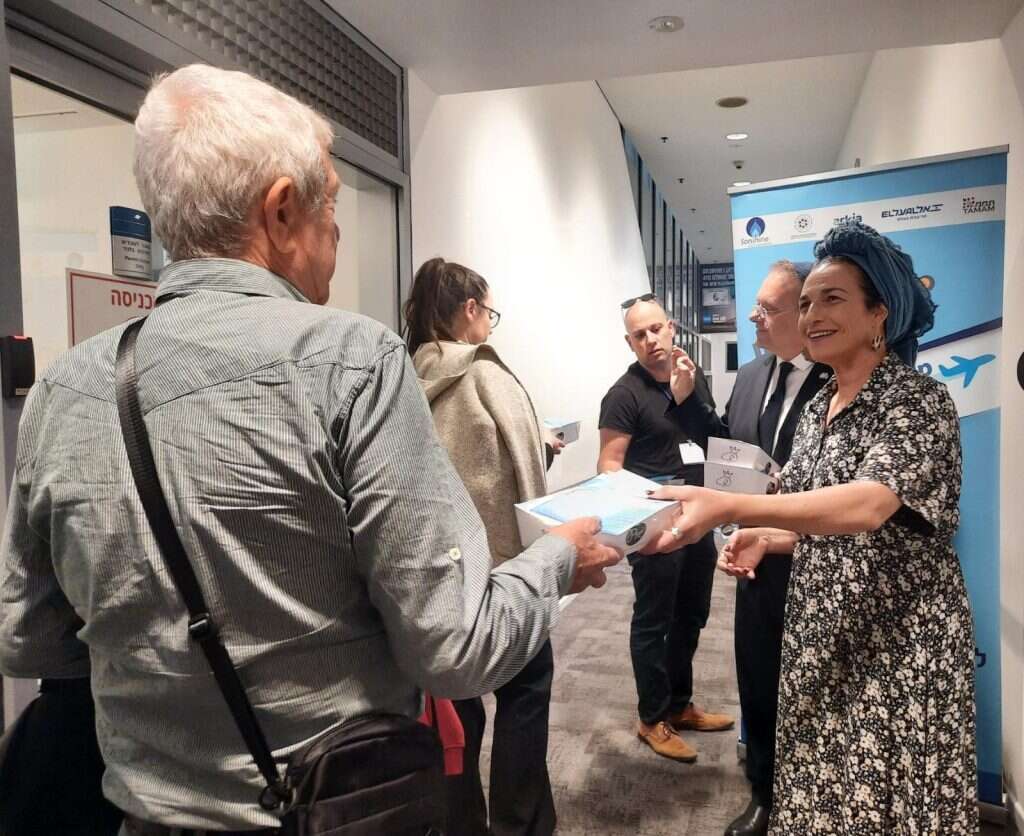 מנכ"לית עמותת "סאנשיין" בת גלים שער מחלקת משלוחי מנות לישראלים הטסים לחו"ל