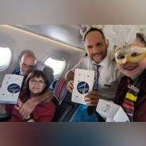 צוות המטוס וישראלים הטסים לחו"ל עם משלוחי המנות של עמותת "סאנשיין" צוות המטוס וישראלים הטסים לחו"ל עם משלוחי המנות של עמותת "סאנשיין"