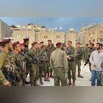 סגן נדב נפגש עם לוחמיו ומפקדיו בסיום מסעם בכותל, הבוקר. | דובר צה"ל