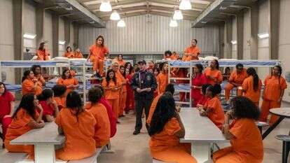 האסירות והסוהרות נכנסות לנו ללב דווקא כשהן מתוארות בלי חנופה ומסכות. מתוך הסדרה "כתום זה השחור החדש", | באדיבות yes