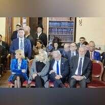 נתניהו בבית הכנסת ברומא מעיין בפתק ובו דיווח על הירי ברחוב דיזנגוף בתל־אביב. | הודיה כריש־חזוני