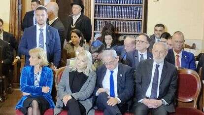 נתניהו בבית הכנסת ברומא מעיין בפתק ובו דיווח על הירי ברחוב דיזנגוף בתל־אביב. | הודיה כריש־חזוני