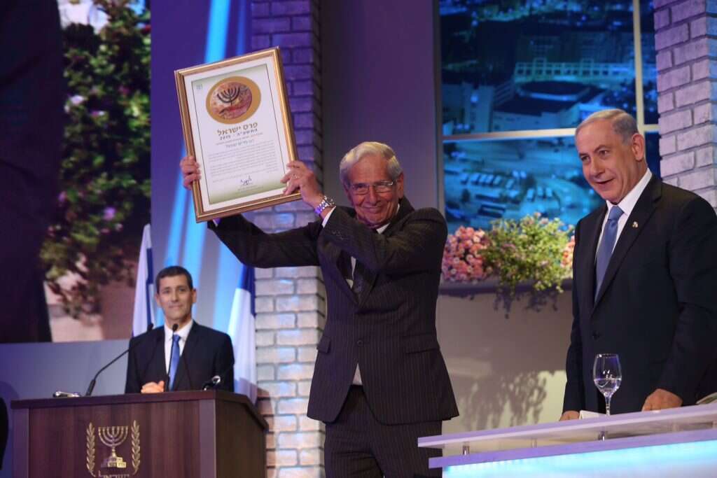 טופול מקבל את פרס ישראל. | פלאש 90 טופול מקבל את פרס ישראל. | פלאש 90