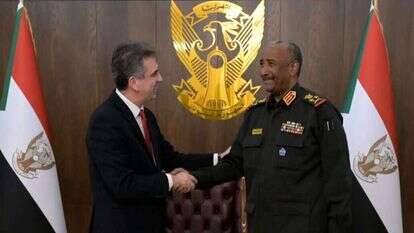 אלי כהן בפגישה עם נשיא סודן עבד אל־פתאח אל־בורהאן בחרטום, בחודש הקודם. | איי.אף.פי