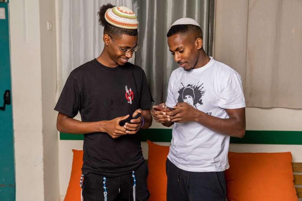 הדור שיודע להביא את הזהות לידי ביטוי. מימין: אלחנן פטגו וידידיה מלסה. | נעמה שטרן