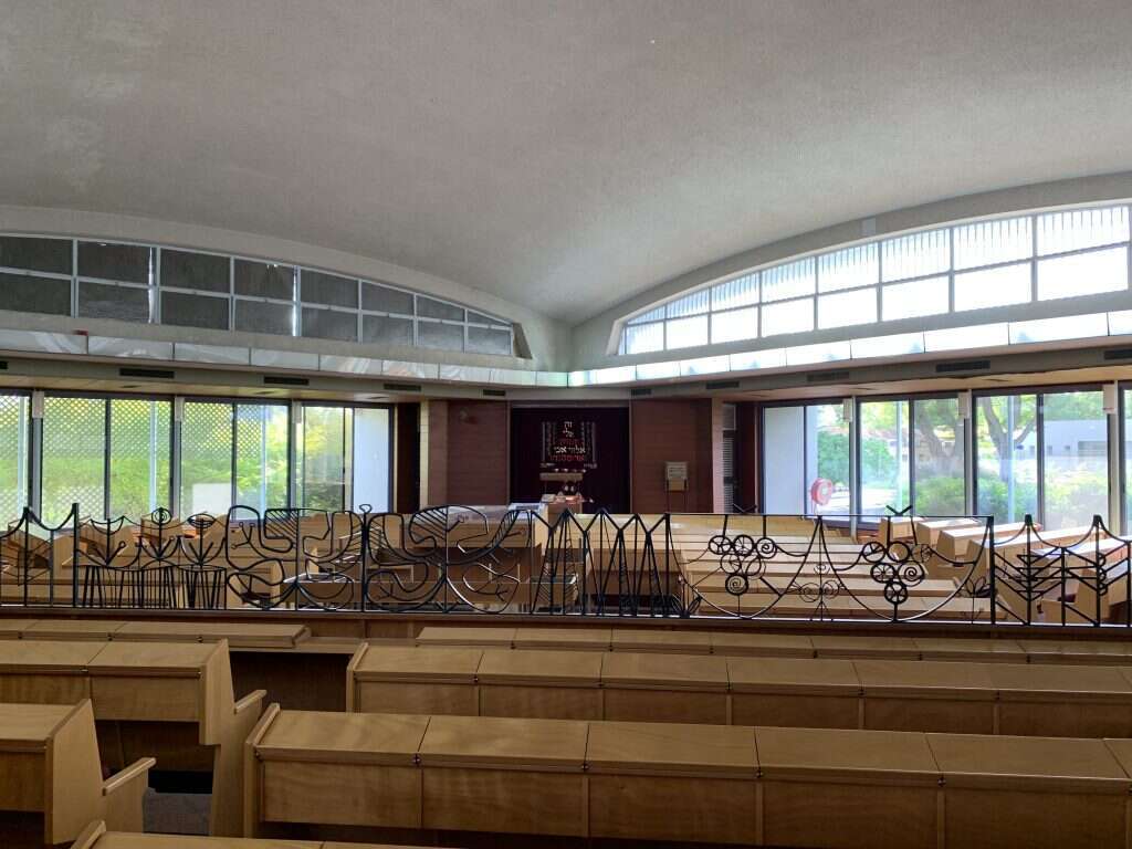 מחיצת שבעת המינים בבית הכנסת בקיבוץ בעין הנצי"ב. | סיגל דוידי