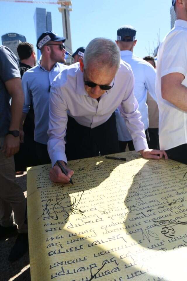 יו"ר המחנה הממלכתי בני גנץ, בהפגנה נגד הרפורמה המשפטית בתל אביב. | מוקי שוורץ