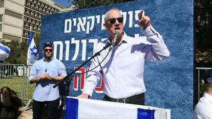 יו"ר המחנה הממלכתי בני גנץ, בהפגנה נגד הרפורמה המשפטית בתל אביב. | מוקי שוורץ