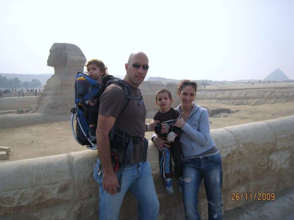 "היא הסתובבה בשוק כמו כל תיירת". דדי חנוך בגיזה עם המשפחה. | באדיבות המצולם