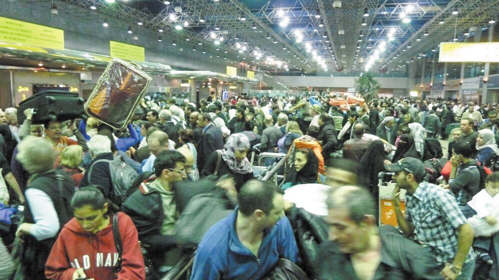 "כמו מחנה פליטים". נמל התעופה בקהיר בליל פינוי משפחות הדיפלומטים. | באדיבות המצולם