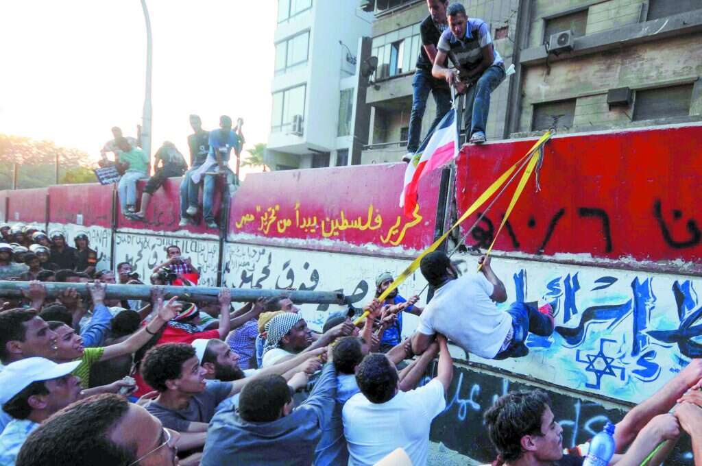 "המפגינים הכריזו על 'הפגנת פטישים'". המתקפה על שגרירות ישראל בקהיר ב־ 9 בספטמבר 2011. | איי.אף.פי