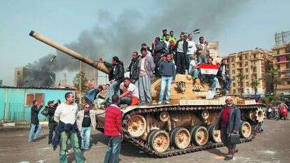 האלימות דוכאה באמצעות הטלת פחד. מפגינים על טנק בכיכר תחריר, אוגוסט 2011. | גטי אימג'ס