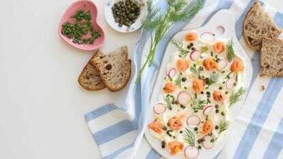 פלטת גבינה וסלמון מעושן. | אפרת ליכטנשטט פלטת גבינה וסלמון מעושן. | אפרת ליכטנשטט