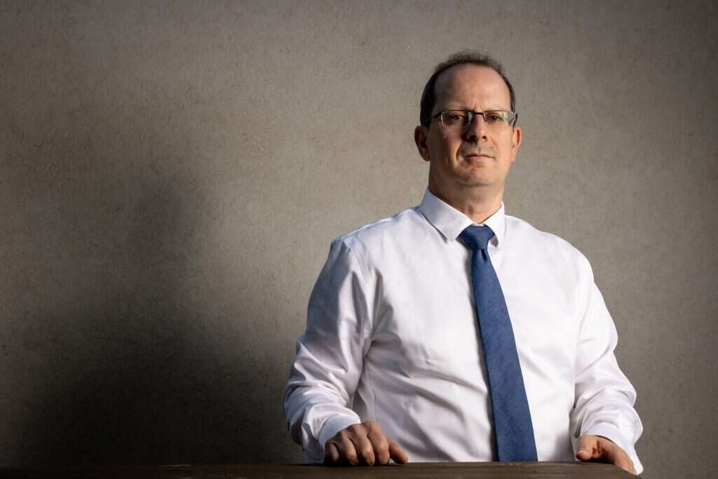 עו"ד רז נזרי. | אריק סולטן