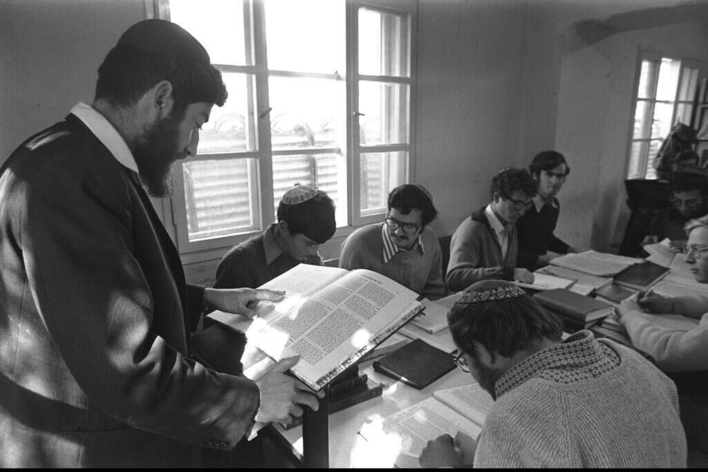 הישיבה לא הכווינה את תלמידיה דווקא לחינוך אלא לחיי שליחות. שיעור גמרא בבית המדרש הראשון. ברמת־מגשימים, 1972. | משה מילנר, לע"מ