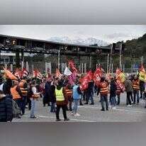 הפגנת איגודי העובדים הצרפתיים בגבול צרפת־ספרד. | איי.אף.פי