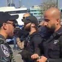 הסרטון בו תועד רפ"ק סוייסה לפני זריקת רימון ההלם. | מסך