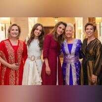 נשות הממלכה. שניה משמאל, הכלה הנסיכה אימאן. Photo by Office of Her Majesty Queen Rania Al Abdullah / AFP נשות הממלכה. שניה משמאל, הכלה הנסיכה אימאן. Photo by Office of Her Majesty Queen Rania Al Abdullah / AFP