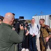 דביר שנרב עם אביו בכניסה לבית המשפט למתן עדות במשפט המחבלים. | נועם שרמן