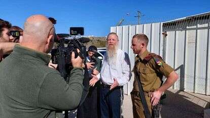 דביר שנרב עם אביו בכניסה לבית המשפט למתן עדות במשפט המחבלים. | נועם שרמן דביר שנרב עם אביו בכניסה לבית המשפט למתן עדות במשפט המחבלים. | נועם שרמן