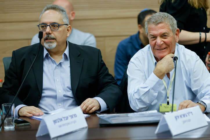 גיורא ירון ויובל אלבשן בישיבת ועדת החוקה. | אריק מרמור, פלאש 90 גיורא ירון ויובל אלבשן בישיבת ועדת החוקה. | אריק מרמור, פלאש 90