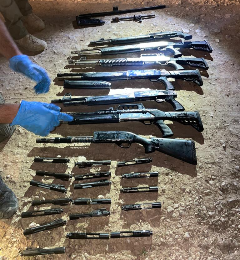 הנשק שנתפס הלילה בכפר חיזמא שבסמוך לכניסה הצפונית לירושלים. | דובר צה"ל