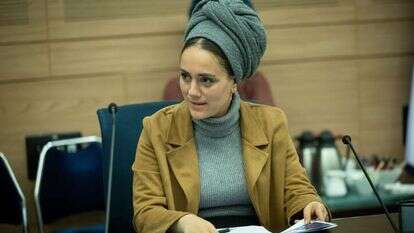 חוסמים את איילון על רקע שלט חוצות של המחאה. | אריק מרמור, פלאש 90