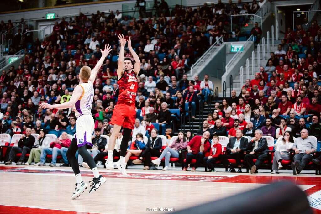 אלף אחוז על המגרש. קורנליוס במדי הפועל. | דוד מיכאלי, הפועל ירושלים