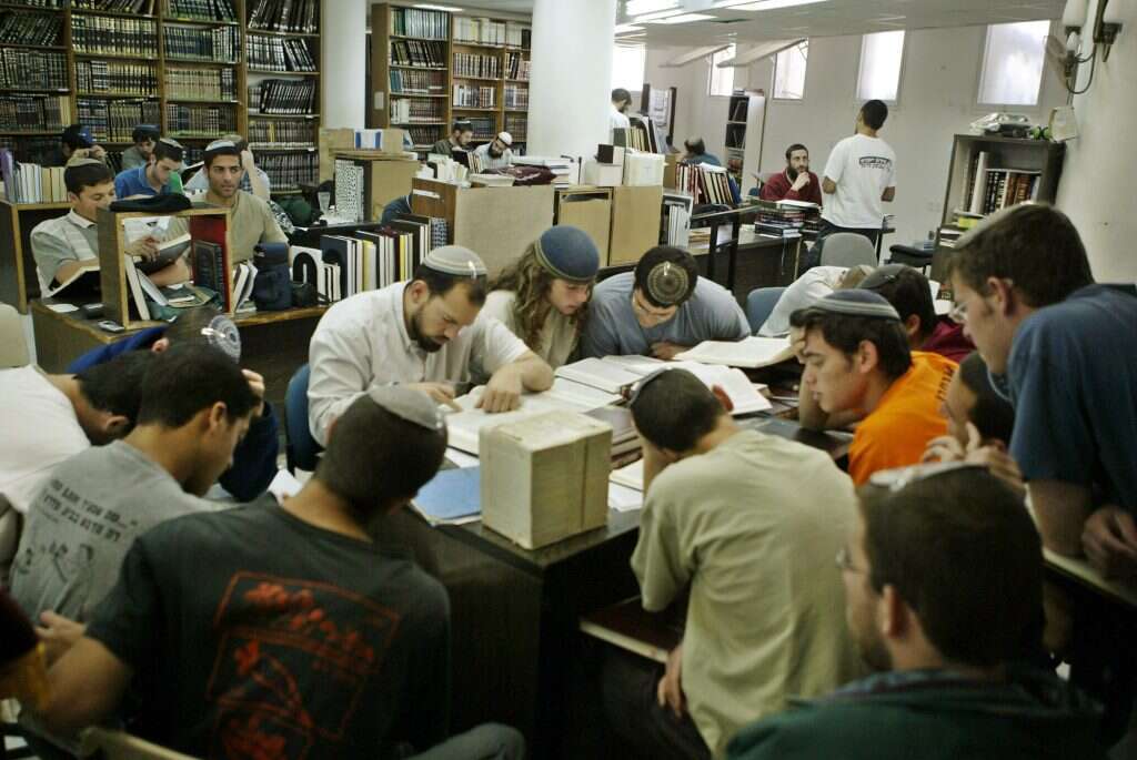 הרב ורד מלמד בישיבת "נצר מטעי" בנצרים, 2005. | איי.פי