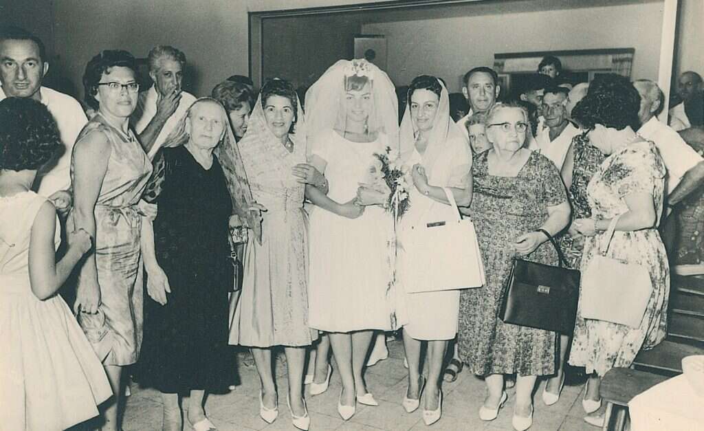 מיכל (ברזילי) לניר בחתונתה עם אבי לניר. בתמונה נראות גם הסבתות זיסל פולונסקי (מחזיקה תיק בצד ימין) וחנה לנקין (בשמלה שחורה בצד שמאל) באדיבות המשפחה