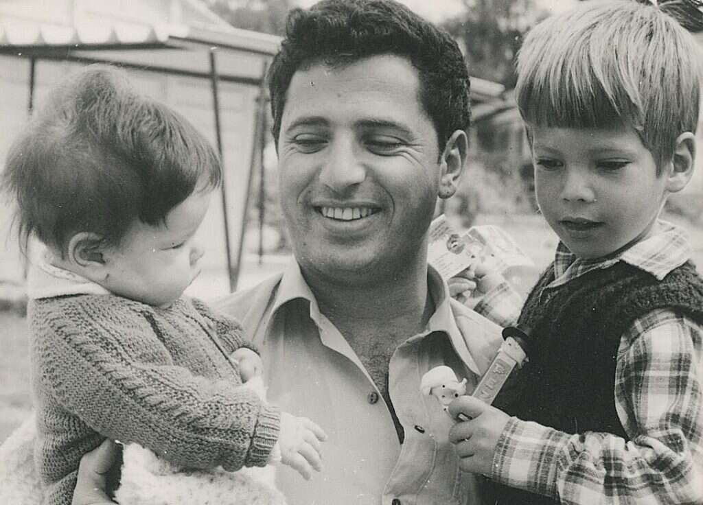 אבי לניר ז"ל עם ילדיו נועם ונורית. באדיבות המשפחה