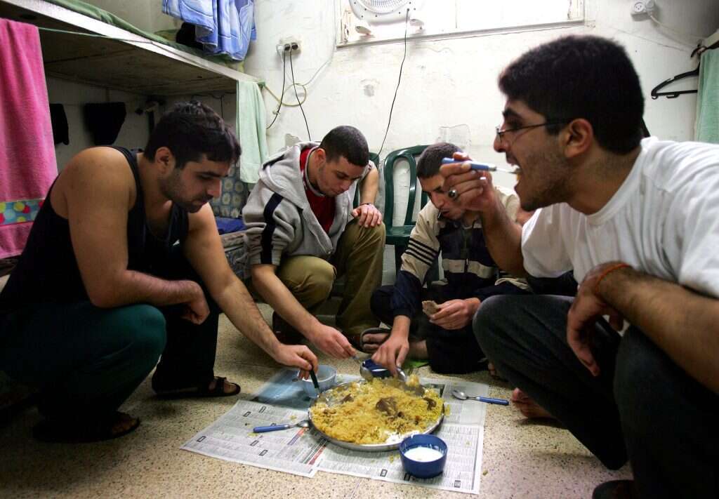 "בדרך כלל אוכלים יחד בתאים". מחבלים פלסטינים בכלא (תמונת ארכיון). | גטי אימג'ס