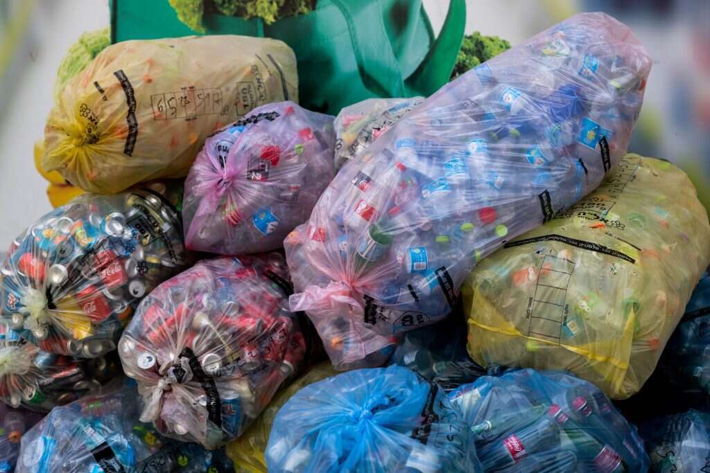 מתעסקים במה שמסוקר, מתעלמים מנזקי הפסולת. מחזור פחיות ובקבוקים. | יונתן זינדל, פלאש 90